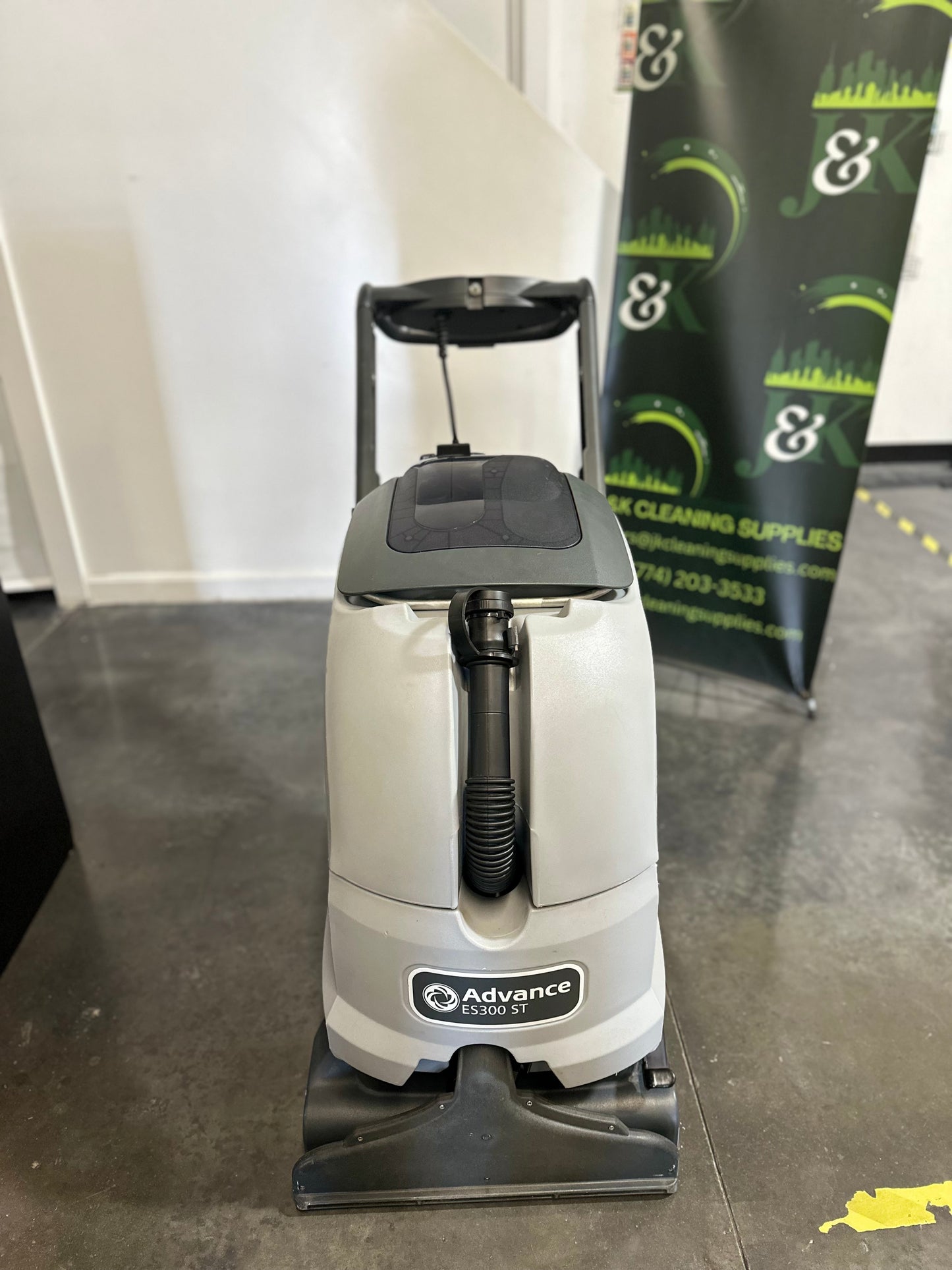 Demo - Nilfisk - Advance ES300 ST 9 Gallon Self-Contained Carpet Extractor 120 psi